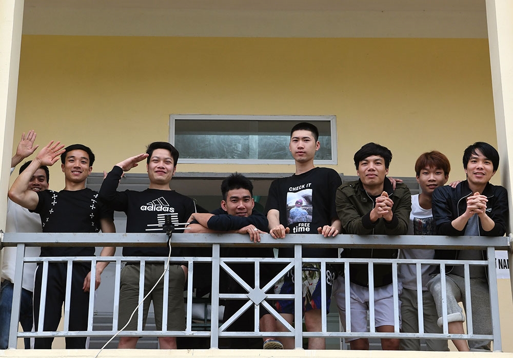 Niềm vui của những du học sinh Việt Nam trở về từ Hàn Quốc đang thực hiện cách ly tại Trường Quân sự, Quân đoàn 1