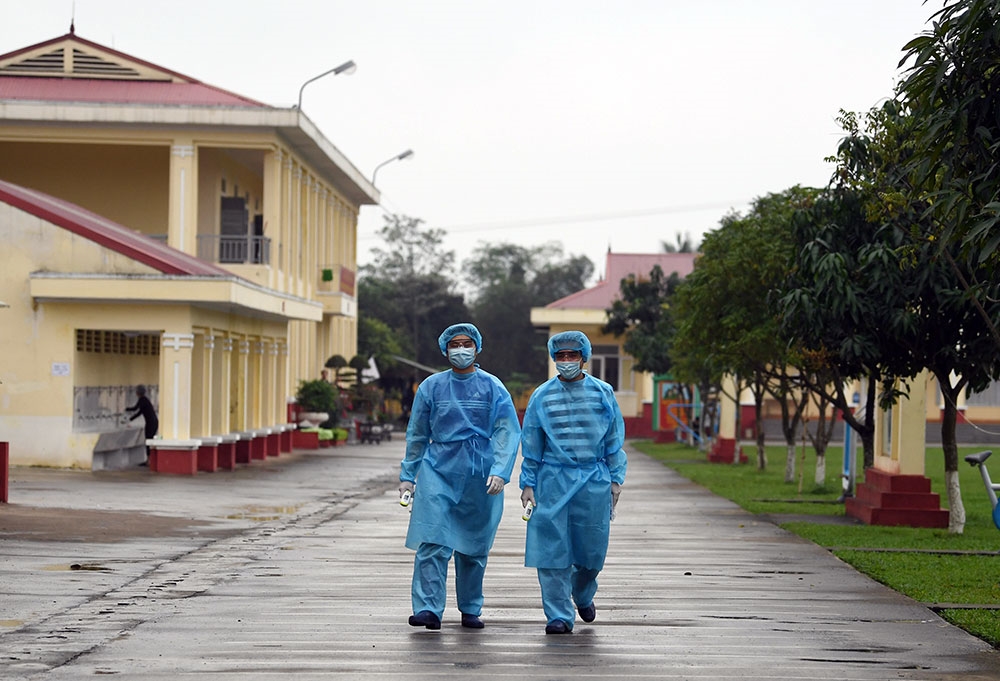 Cán bộ quân y nhà trường thường xuyên kiểm tra sức khỏe cho công dân thực hiện cách ly.