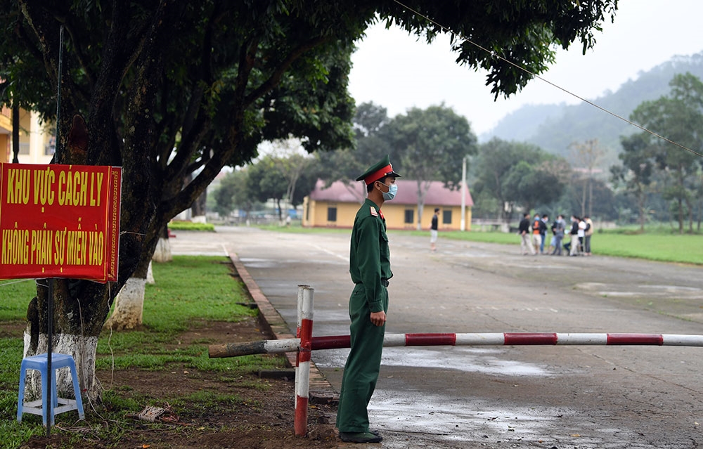 Khu vực cách ly tại Trường Quân sự, Quân đoàn 1 luôn được kiểm soát chặt chẽ, cấm tuyệt đối những người không có chức năng ra vào.