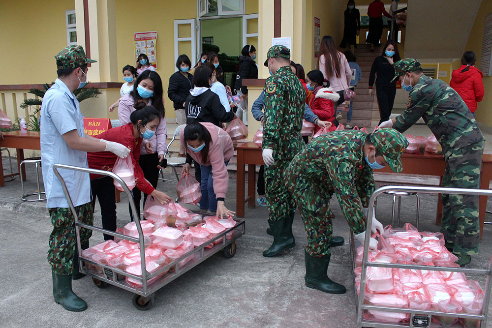 Từng phần cơm được cán bộ, chiến sĩ Trường Quân sự tỉnh Lạng Sơn chuẩn bị chu đáo cho người dân.