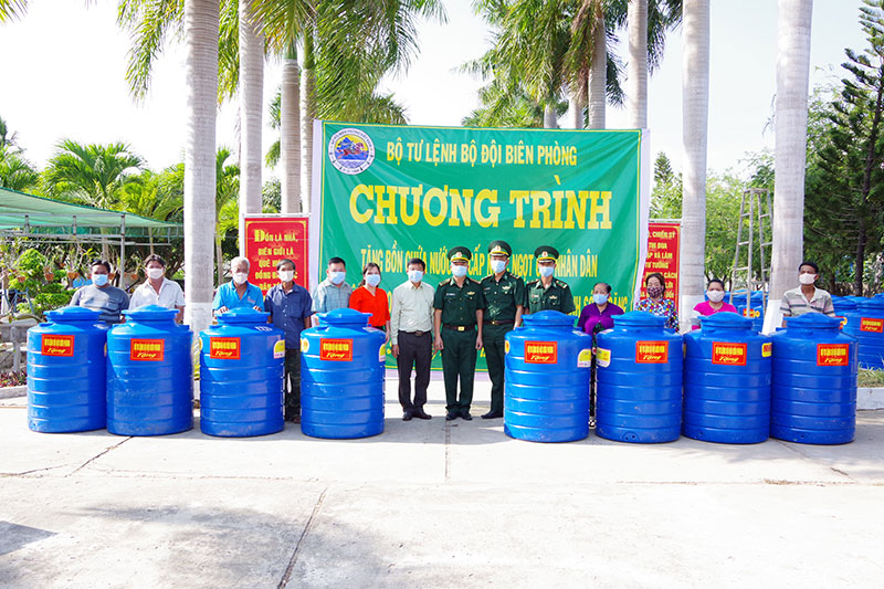  Bộ Tư lệnh BĐBP trao tặng bồn chứa nước và cấp nước ngọt cho nhân dân 