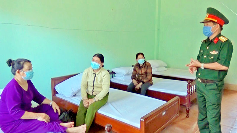 Bộ CHQS tỉnh Gia Lai tiếp nhận, cách ly y tế 79 công dân trở về từ Campuchia

