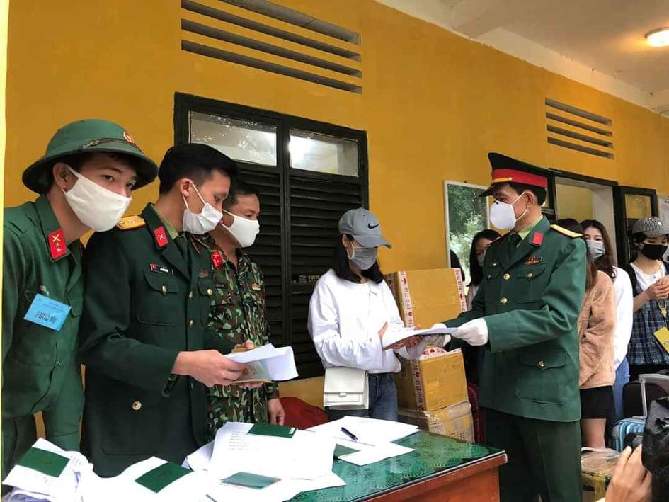 Lực lượng quân y tham gia tập huấn lấy mẫu và xét nghiệm phát hiện Covid-19    