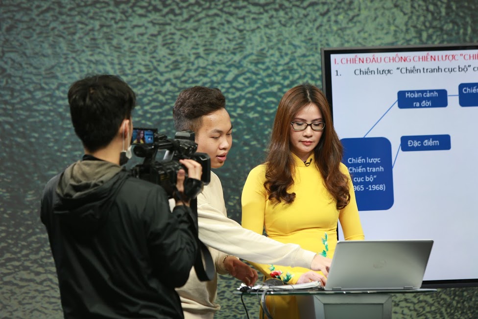 Giọt mồ hôi phía sau chương trình dạy học trên truyền hình