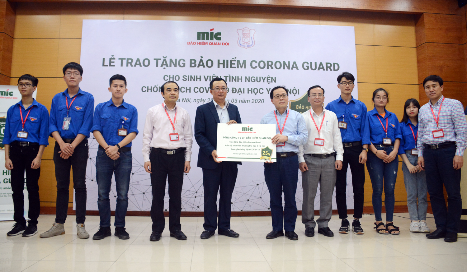 MIC trao bảo hiểm Corona Guard tặng sinh viên tình nguyện chống dịch Covid-19