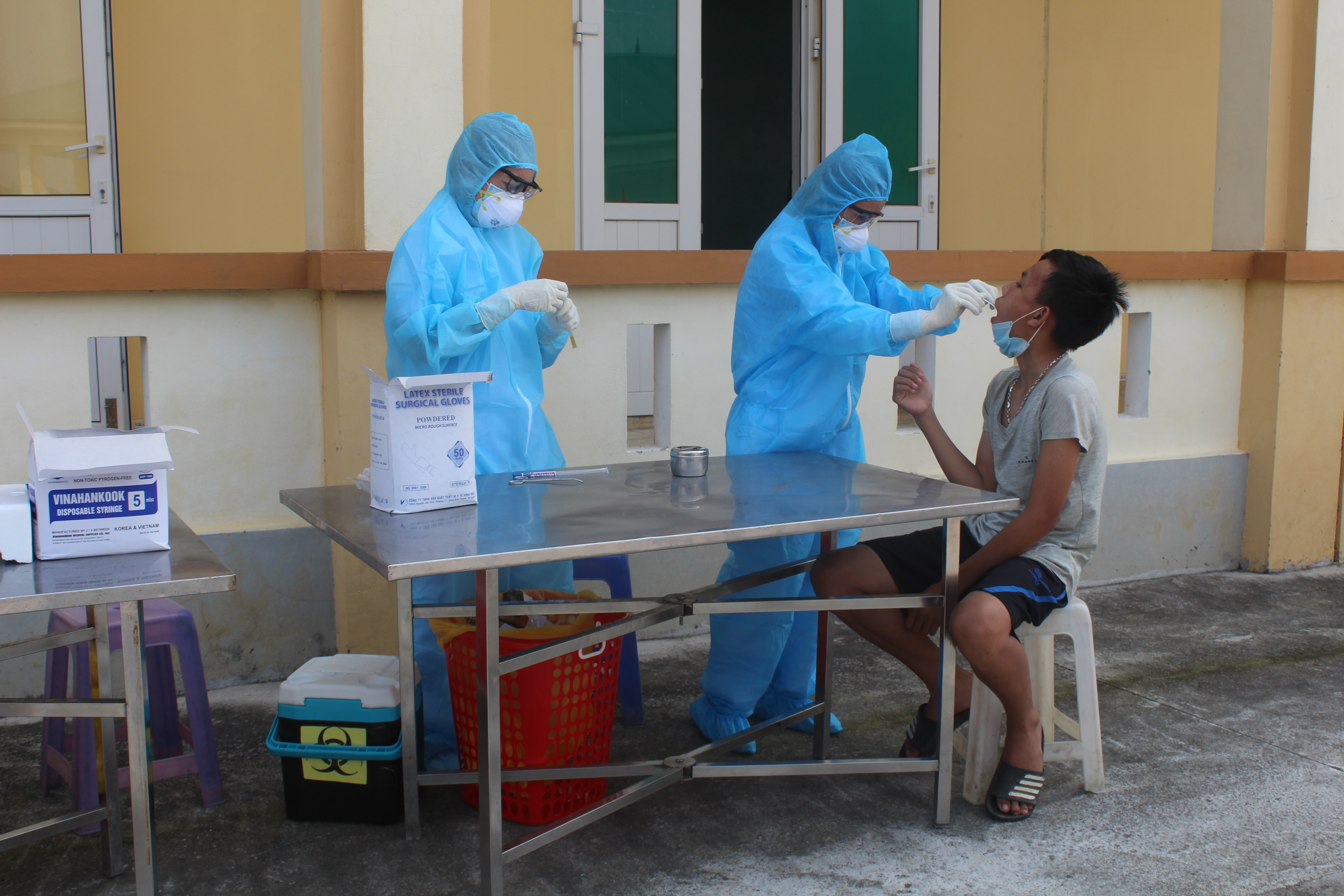 Các đơn vị quân đội và địa phương tiếp tục tiếp nhận và tổ chức cách ly công dân Việt Nam từ nước ngoài trở về