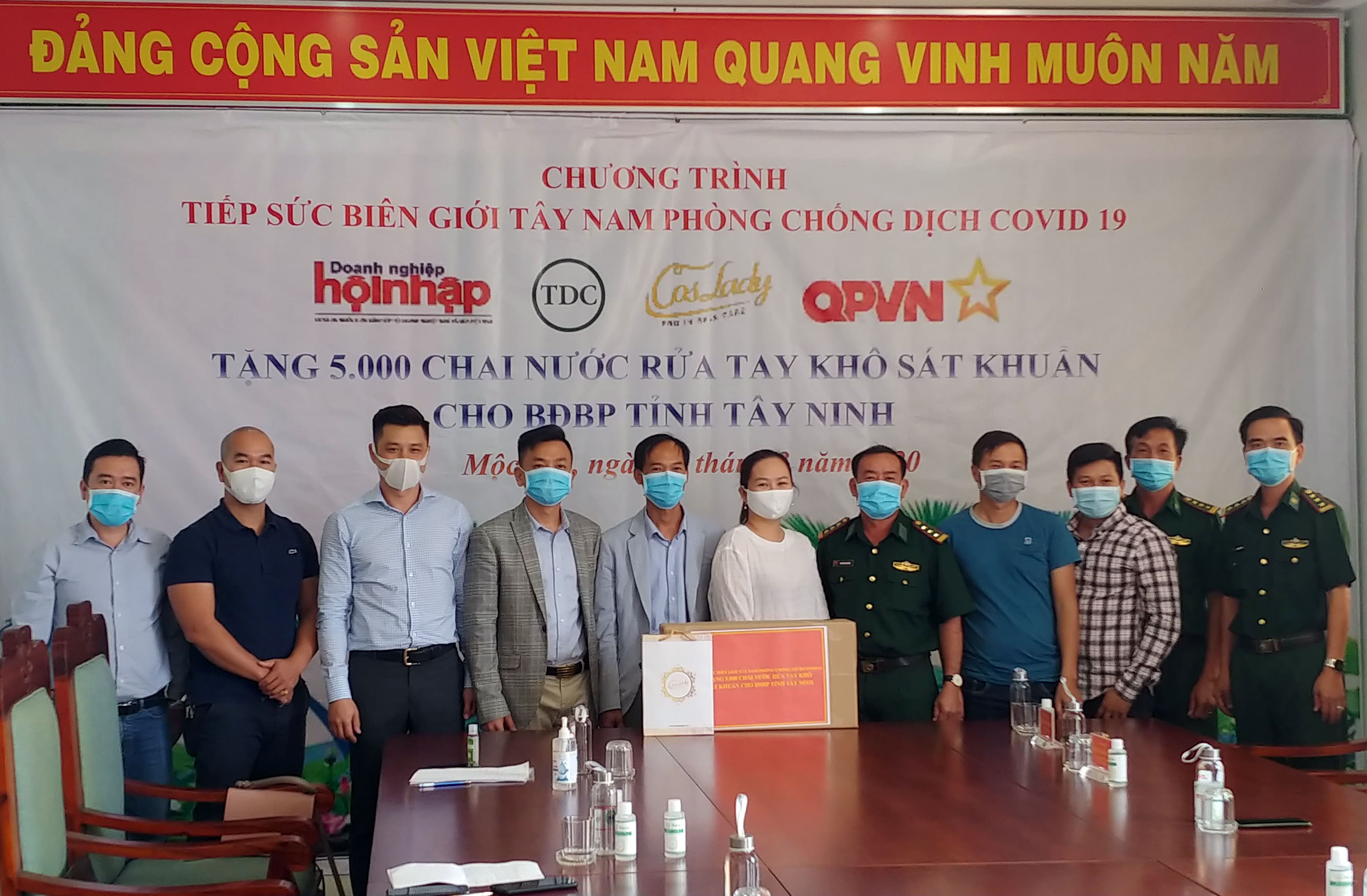 Trao tặng 5.000 chai nước rửa tay sát khuẩn cho Bộ đội Biên phòng Tây Ninh