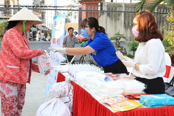 Tuổi trẻ cả nước xung kích tham gia phòng, chống Covid-19