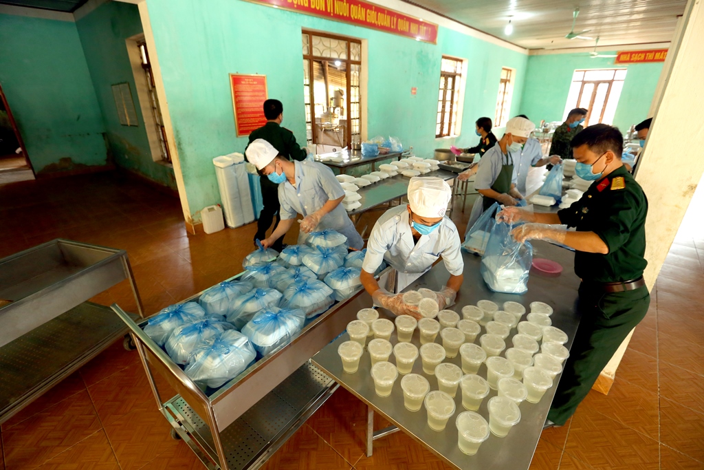 Trong gian khó càng ấm tình quân dân