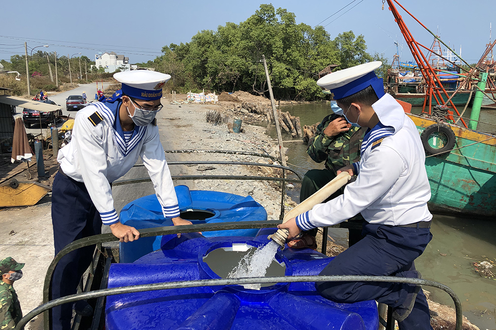 Quân chủng Hải quân cung cấp gần 5 triệu lít nước sinh hoạt tới đồng bào vùng hạn mặn 
