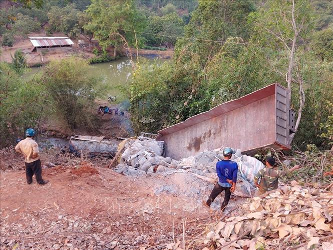 Bình Phước: Xe tải chở xi măng rơi xuống vực, 3 người bị thương nặng  


