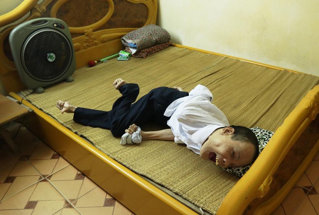 Hơn 20 năm nuôi em tật nguyền