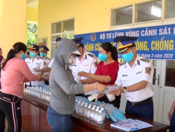 Vùng Cảnh sát biển 2 tặng bà con nhân dân thiết bị y tế phòng chống dịch Covid-19