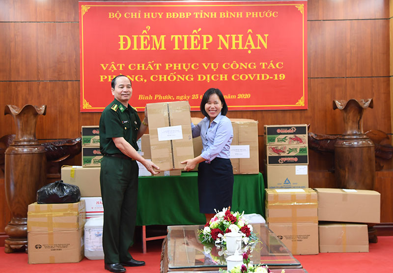 Tiếp nhận vật chất phục vụ công tác phòng, chống dịch covid-19

