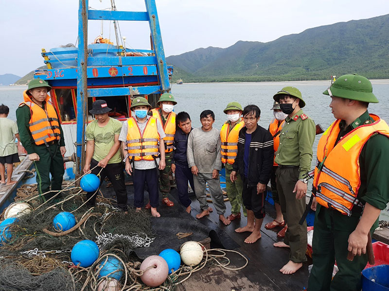 Bắt 2 tàu cá đánh bắt hải sản sai vùng biển quy định

