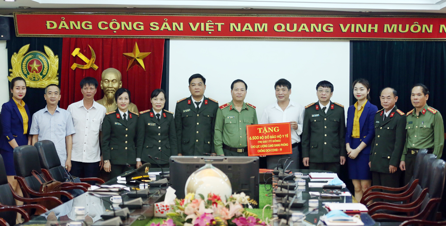 Trao tặng 6.500 bộ trang phục bảo hộ y tế tặng lực lượng công an làm nhiệm vụ chống dịch 


