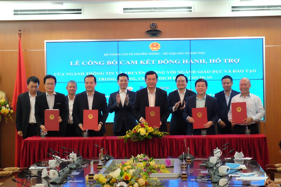 Hỗ trợ cho các nhà trường dạy học từ xa qua internet và truyền hình 
