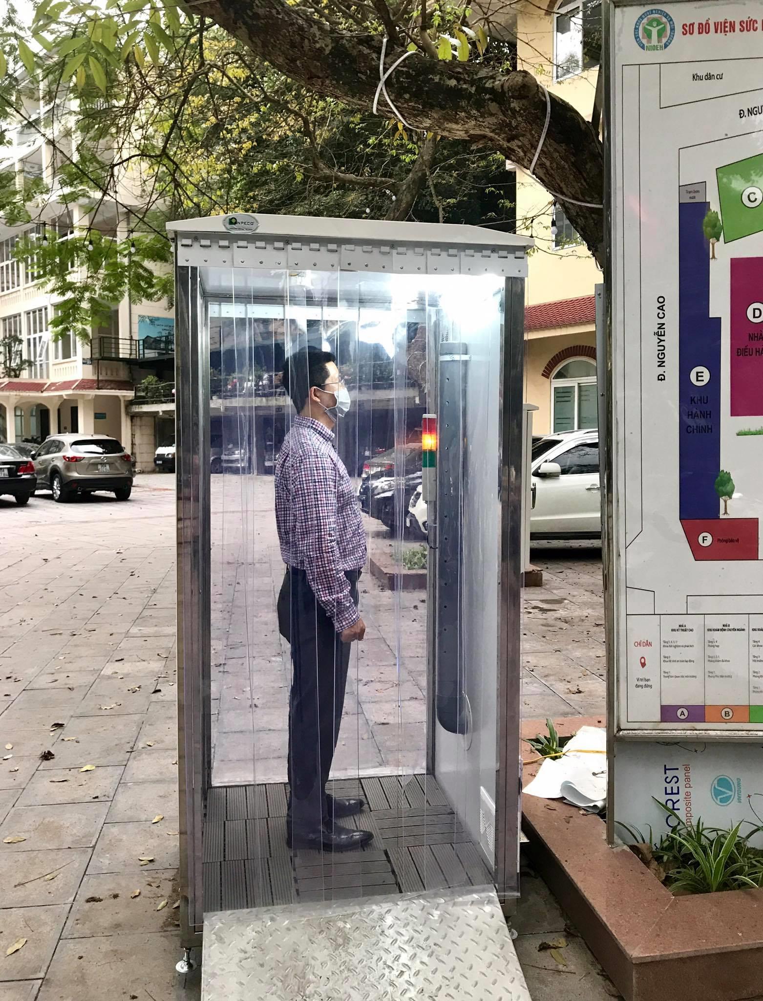 Khi buồng khử khuẩn toàn thân và phòng áp lực âm chưa được đánh giá đầy đủ