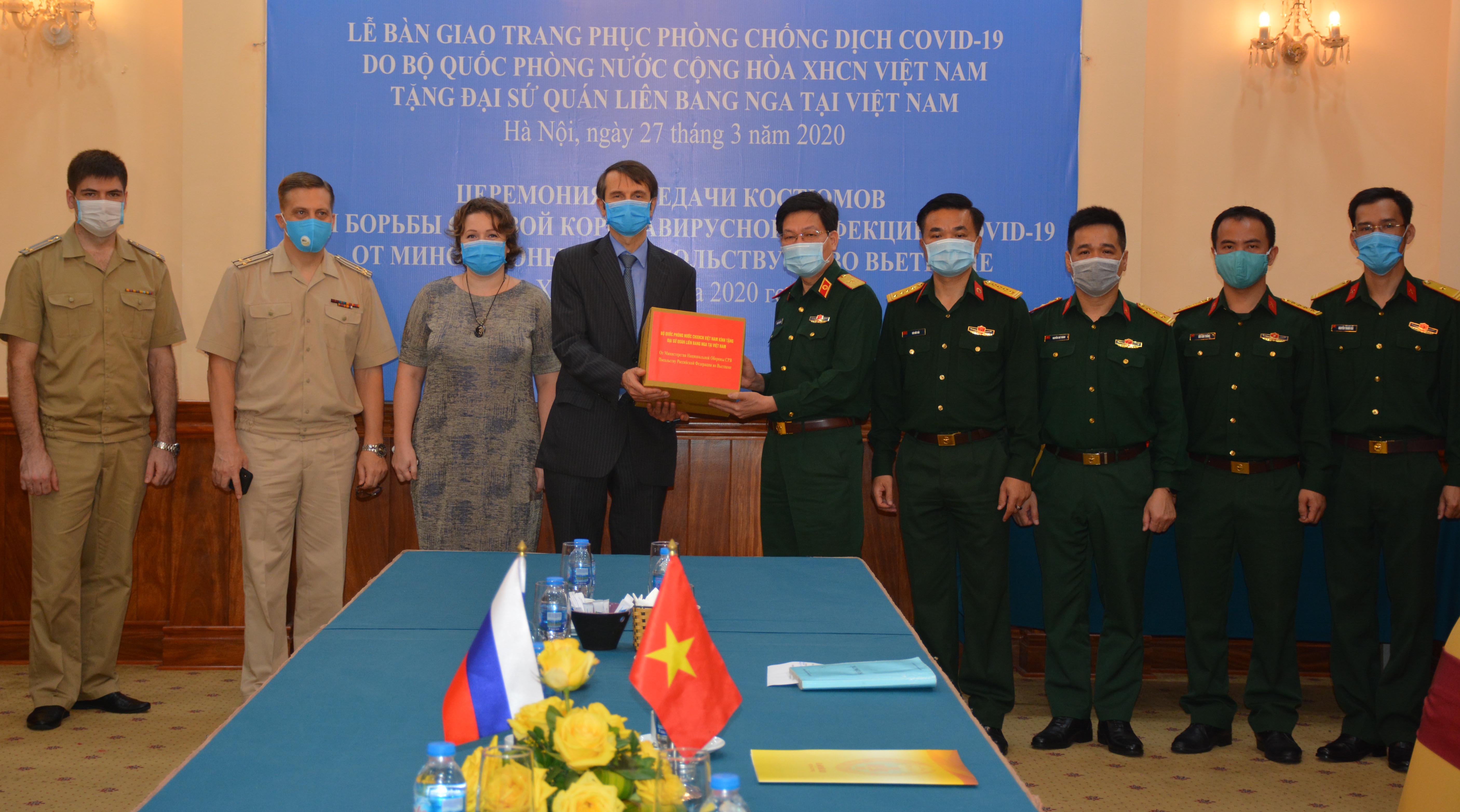 Bộ Quốc phòng trao vật tư y tế tặng Đại sứ quán Liên bang Nga tại Việt Nam