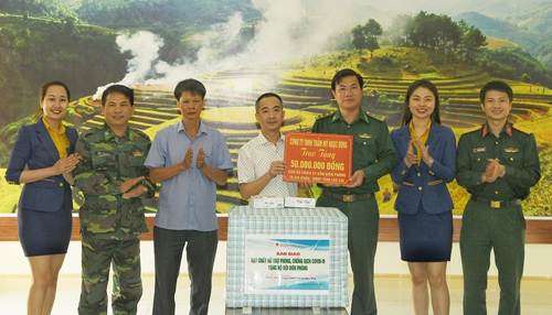 Báo Quân đội nhân dân bàn giao vật chất ủng hộ Bộ đội Biên phòng tỉnh Lào Cai