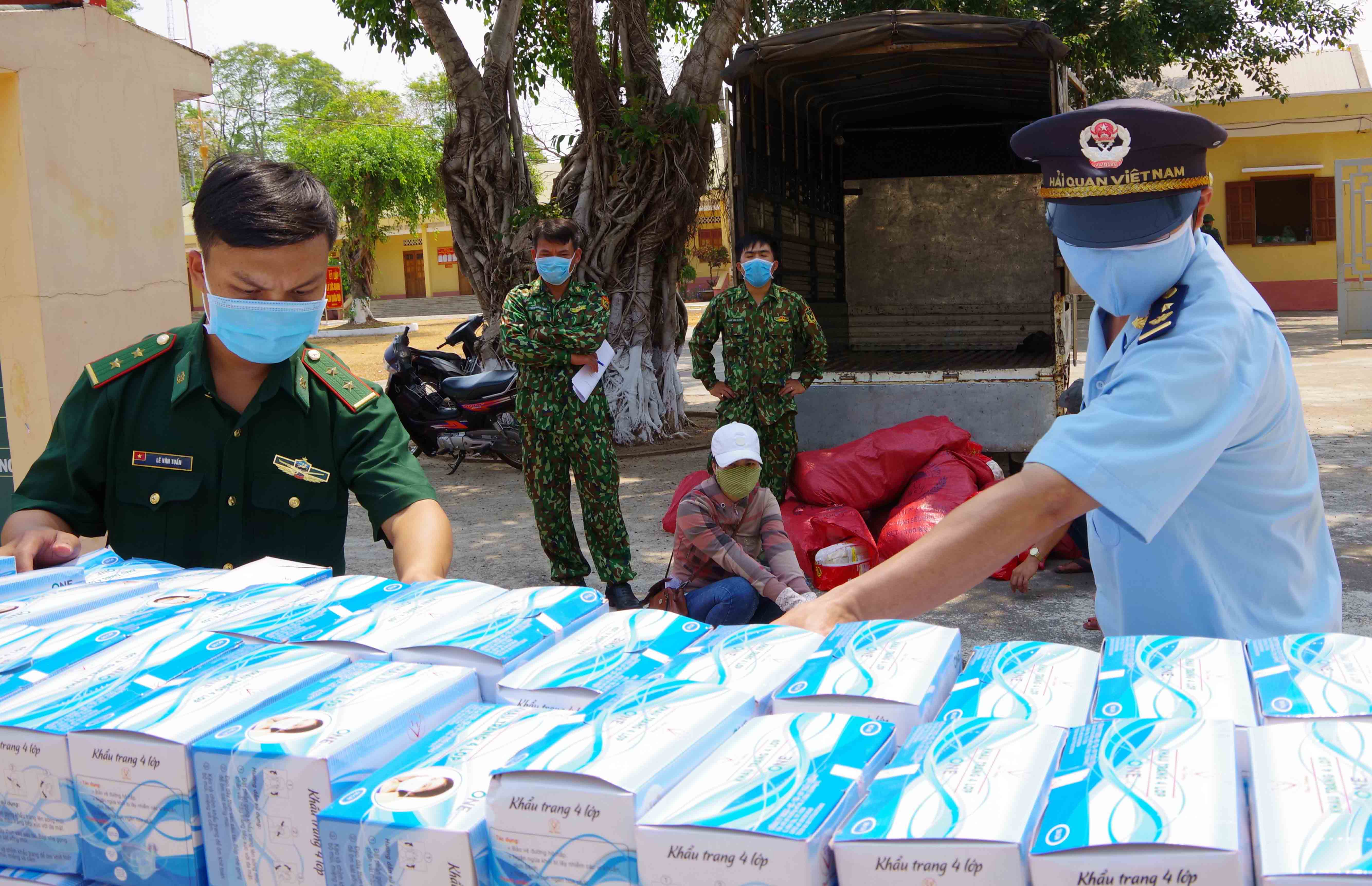 Bộ đội Biên phòng Gia Lai bắt giữ hơn 21.000 khẩu trang y tế