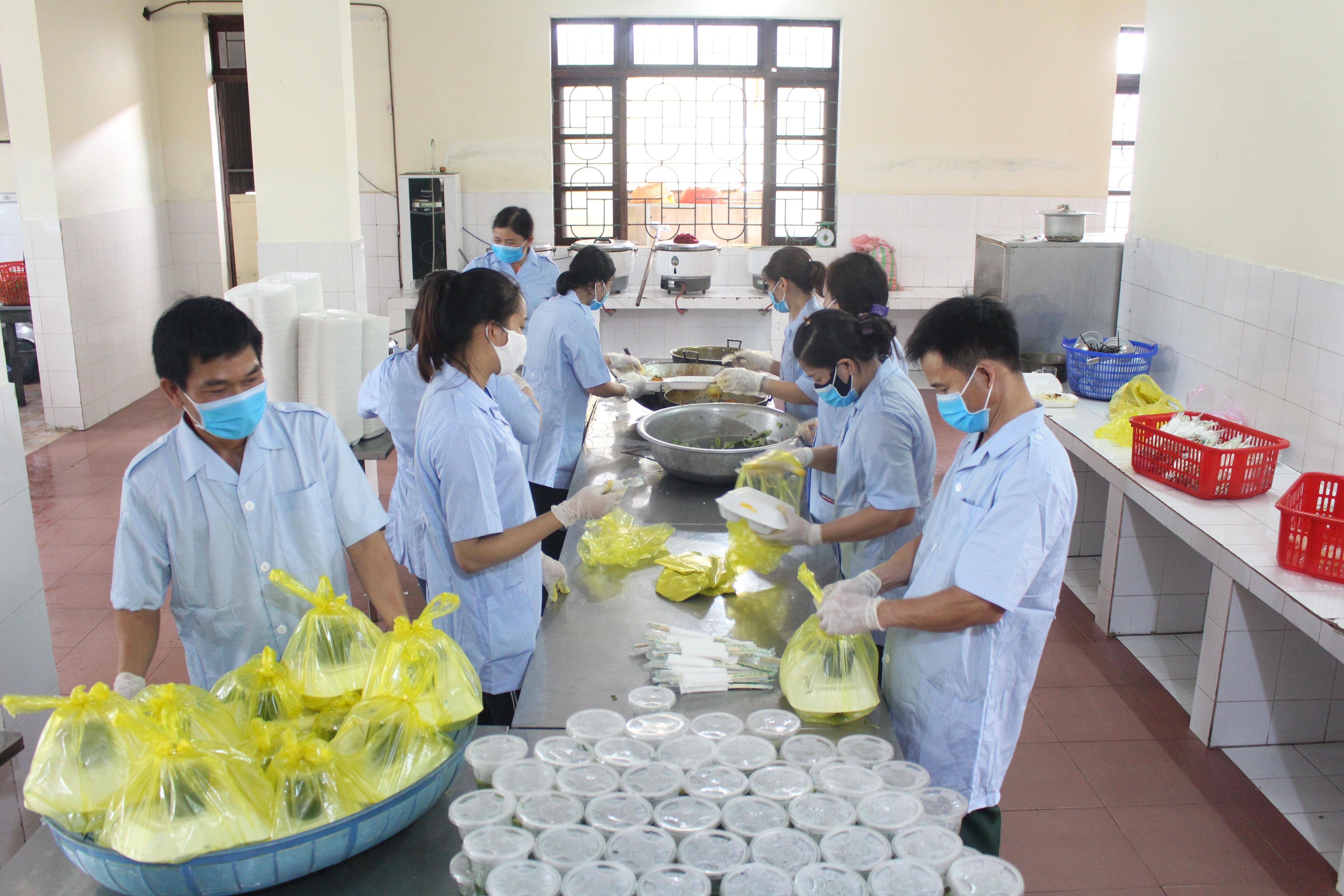 Nhân dân góp sức cùng bộ đội