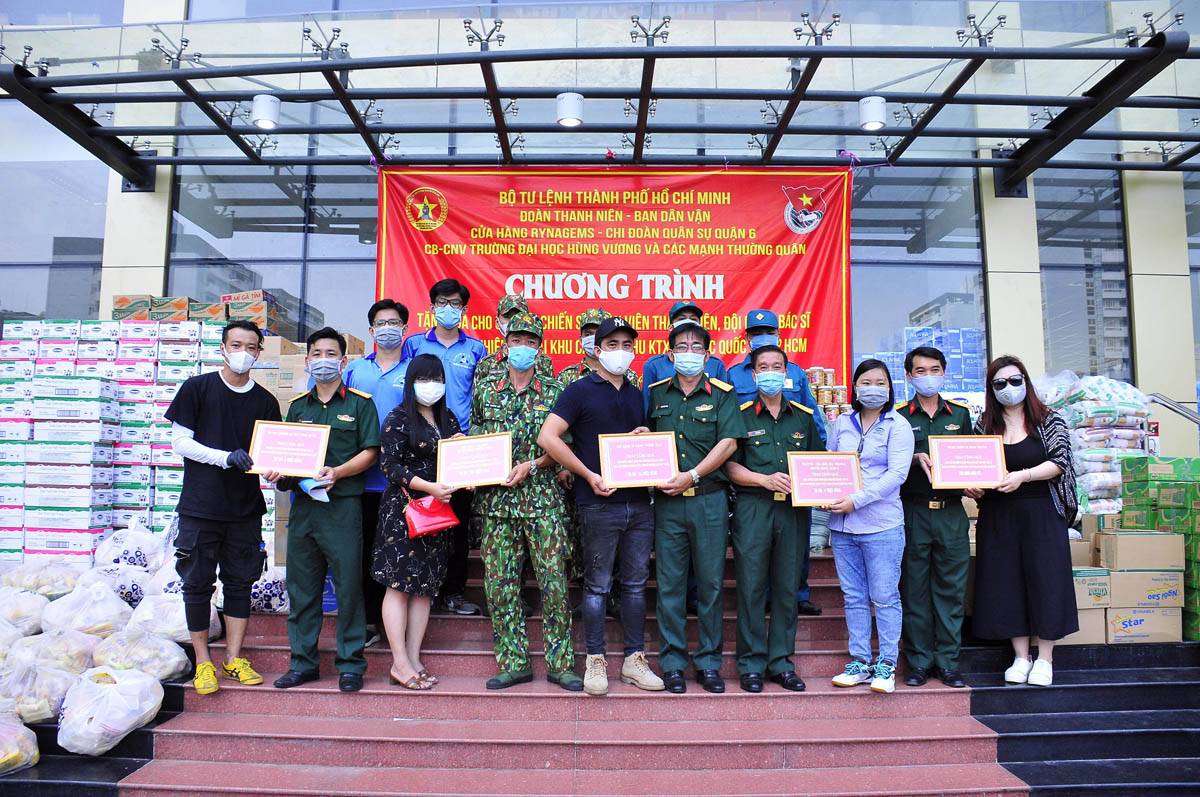 Trao tặng vật tư y tế tới bộ đội, dân quân, chiến sĩ tình nguyện thực hiện nhiệm vụ tại khu cách ly

