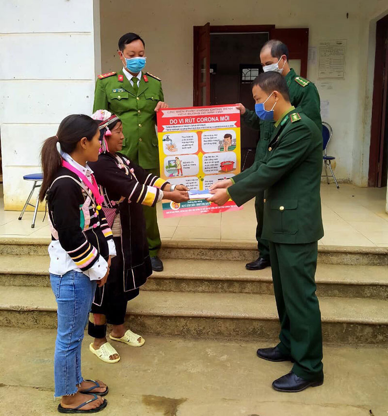 Xung kích giúp bà con vùng biên giới Đakrông phòng dịch Covid-19