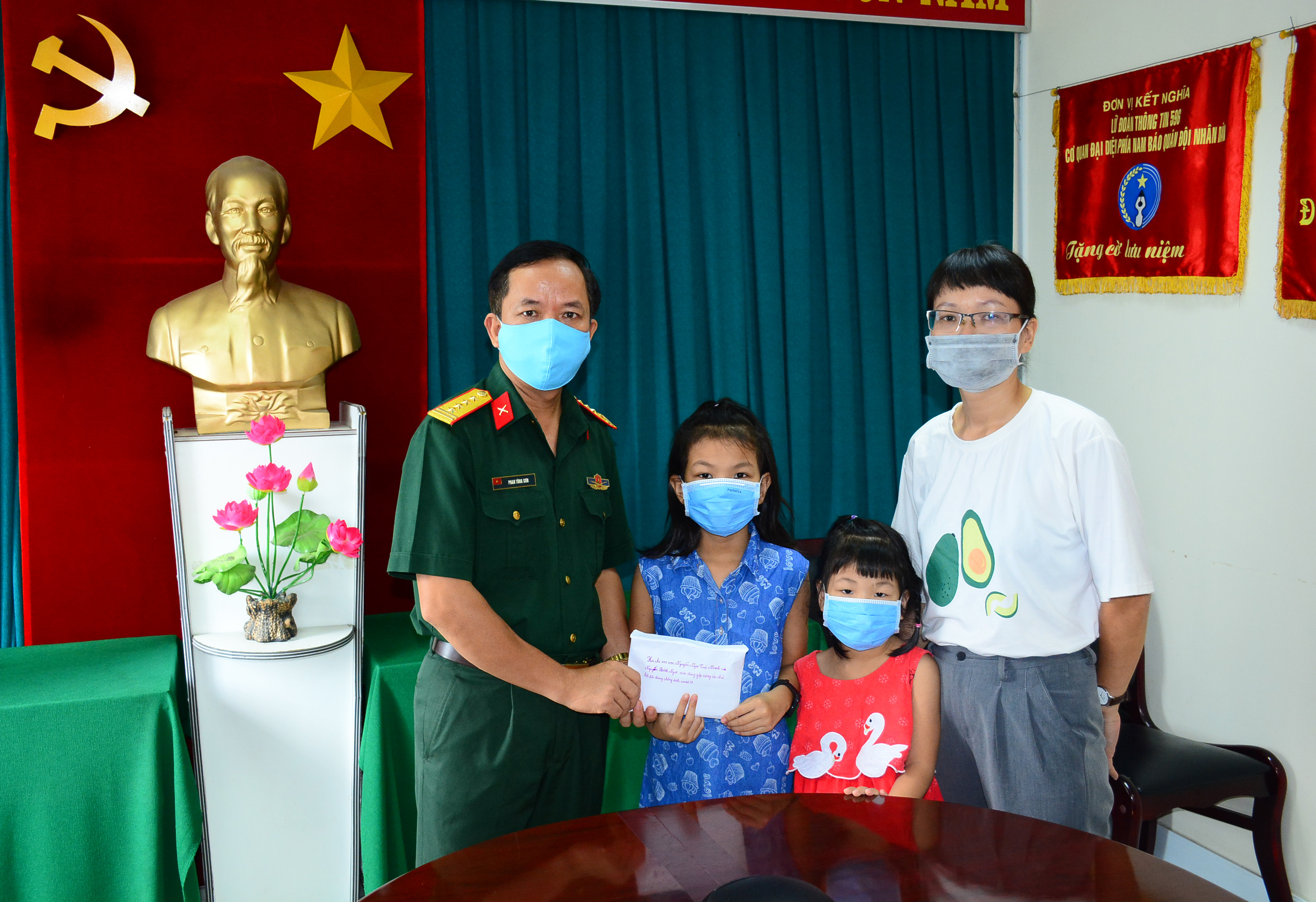 Hai cháu nhỏ đập heo đất quyên góp chống dịch Covid-19