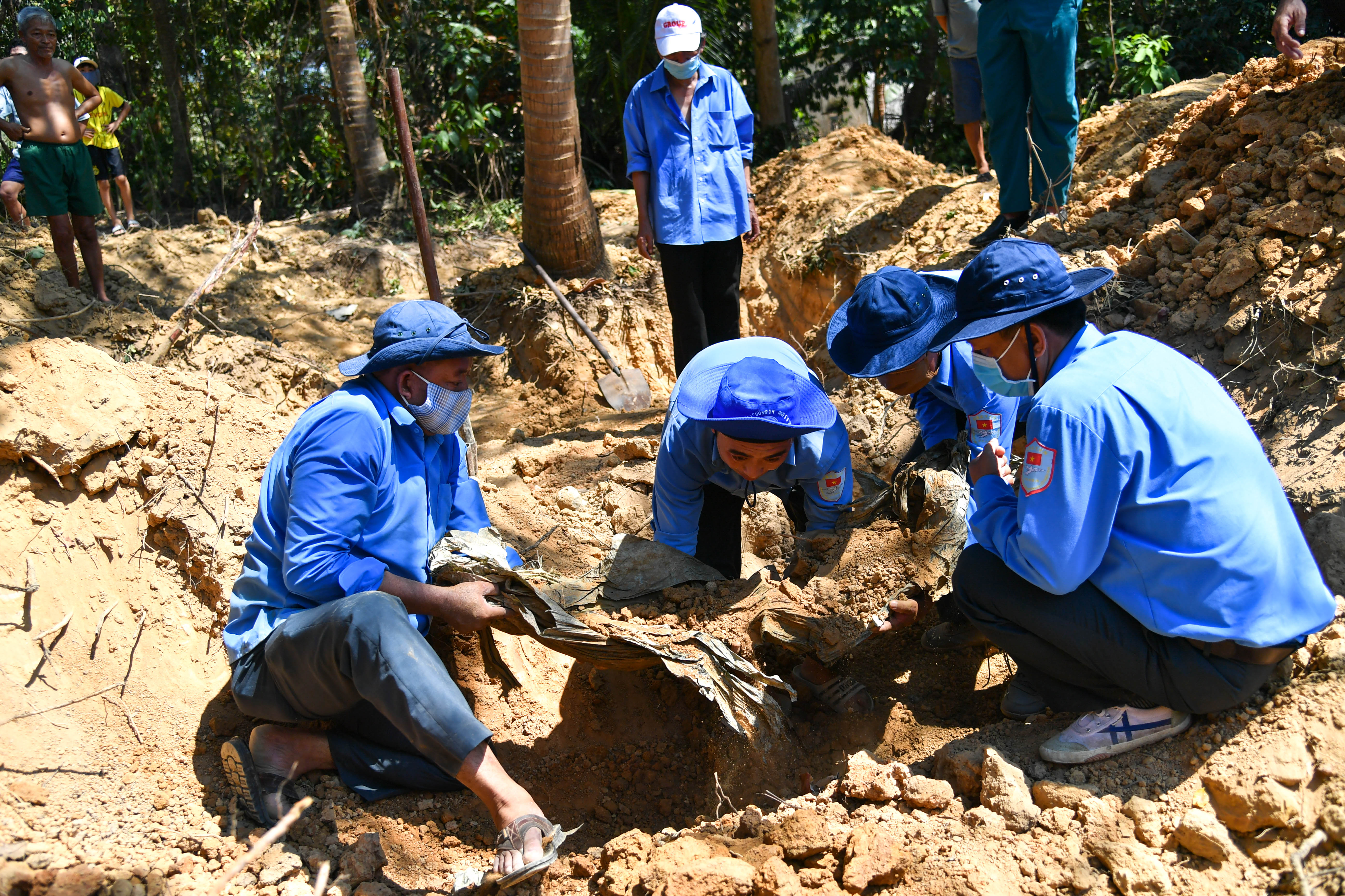 Kiên Giang cất bốc 8 bộ hài cốt liệt sĩ