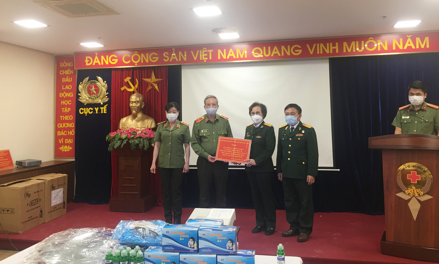 Trao tặng vật dụng, phương tiện y tế phòng, chống dịch bệnh Covid-19

