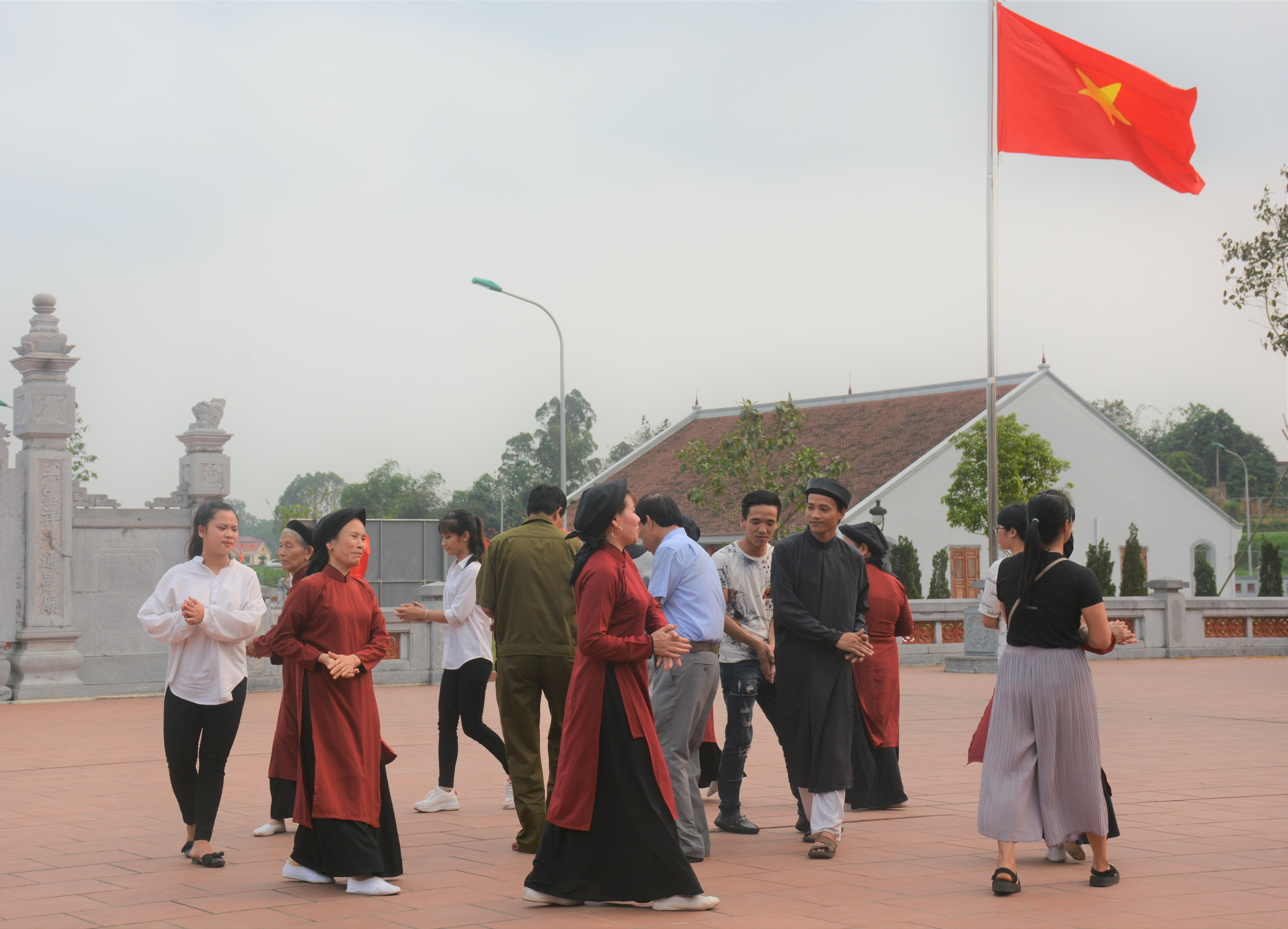 Nghe hát xoan cổ ở miếu Lãi Lèn