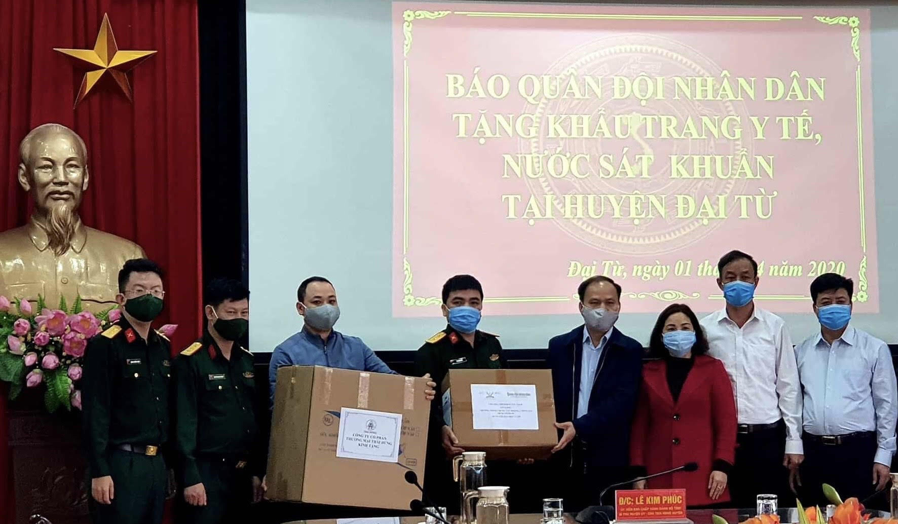 Báo Quân đội nhân dân trao thiết bị y tế ủng hộ nhân dân huyện Đại Từ phòng, chống dịch Covid-19