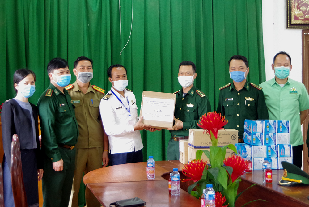 Trao vật tư y tế tặng lực lượng chức năng nước bạn Lào