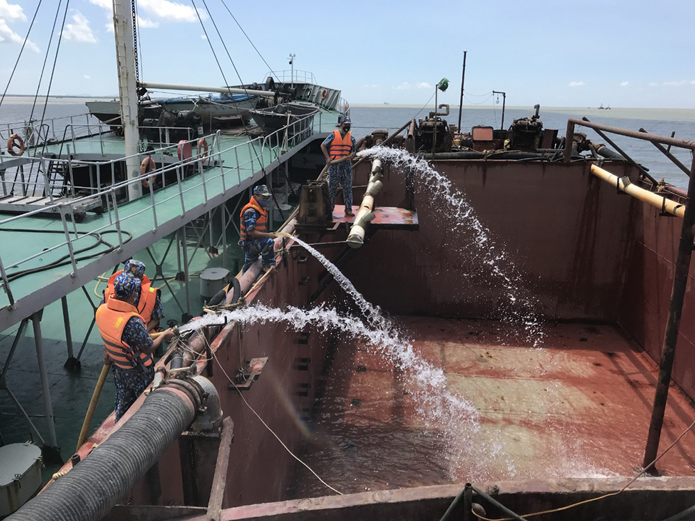 Bộ đội Hải quân cung cấp nước ngọt cho nhân dân Tiền Giang     