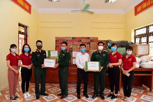 Bàn giao vật chất trị giá gần 250 triệu đồng ủng hộ Bộ đội Biên phòng tỉnh Lai Châu phòng, chống dịch Covid-19