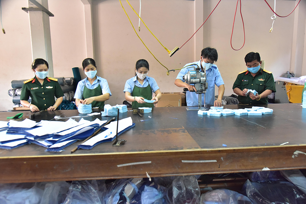 Phụ nữ Quân khu 9 góp sức đẩy lùi dịch bệnh