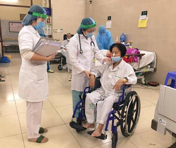 Lặng thầm, tận tụy bên người bệnh 