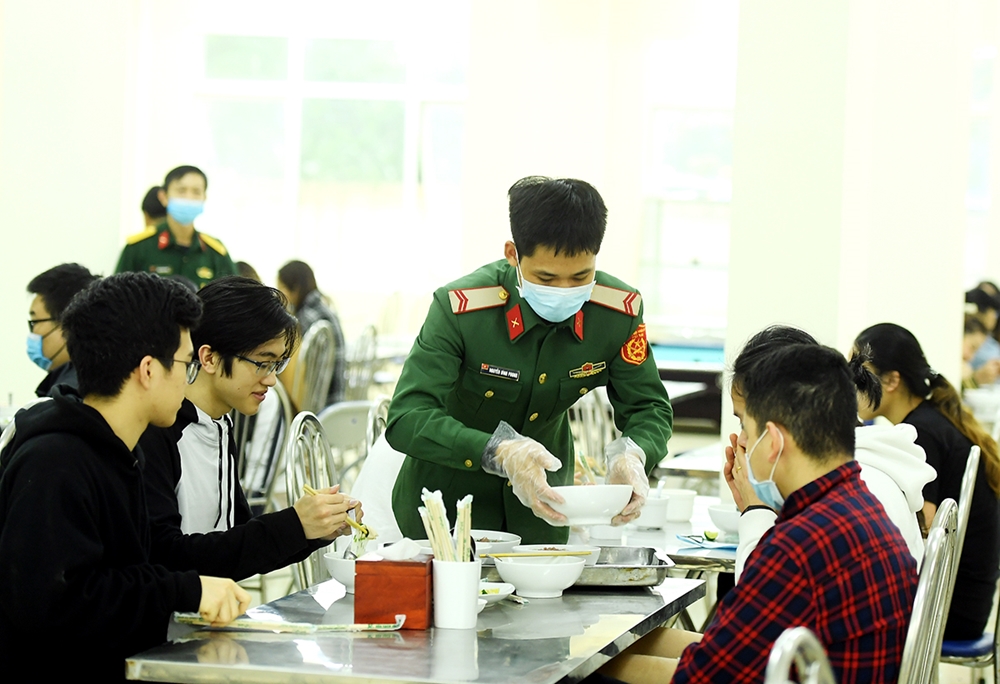 Bữa sáng với món phở bò Hà Nội được nhiều công dân thích thú.