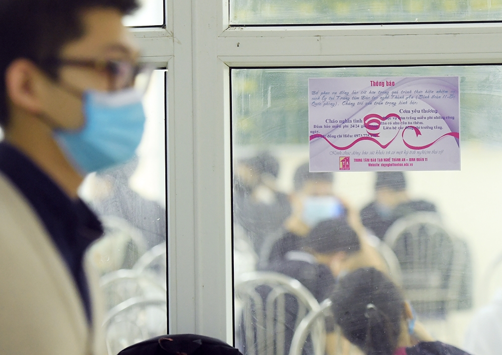 “Cơm yêu thương, cháo nghĩa tình” là món ăn được Binh đoàn 11 chuẩn bị thêm phục vụ công dân cách ly 24/24 khi cần ăn thêm. Cử chỉ nhỏ của cán bộ, chiến sĩ đơn vị khiến nhiều người xúc động.