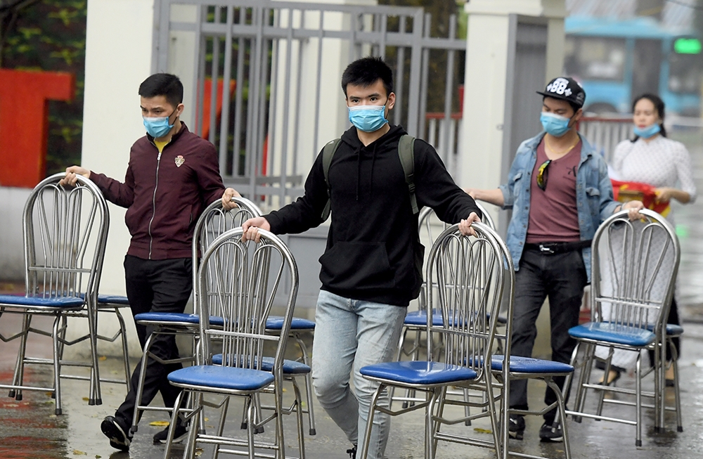 Khi trời mưa mỗi lúc một nặng hạt, buổi lễ chuyển vào trong hội trường. Lập tức các thanh niên tại đây nhanh chóng chuyển bàn ghế giúp cán bộ, chiến sĩ đơn vị.