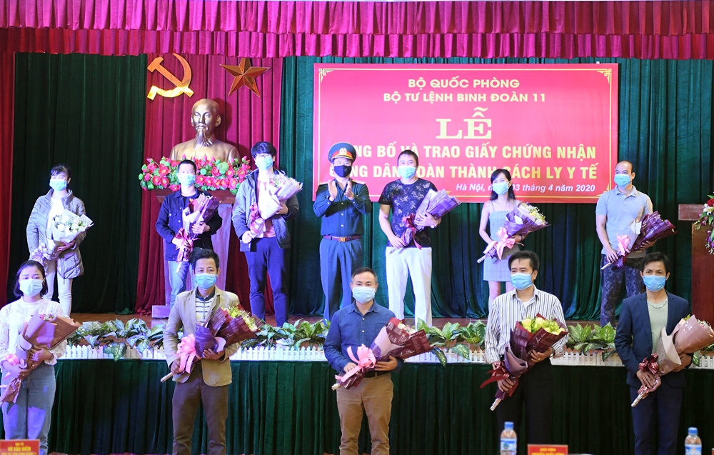 Thiếu tướng Nguyễn Quốc Dũng, Tư lệnh Binh đoàn 11 tặng hoa đại diện các công dân của các tỉnh, thành phố đã thực hiện cách ly tại đơn vị.