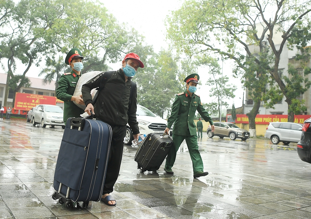 Các chiến sĩ giúp đỡ người dân mang đồ lên xe trở về nhà