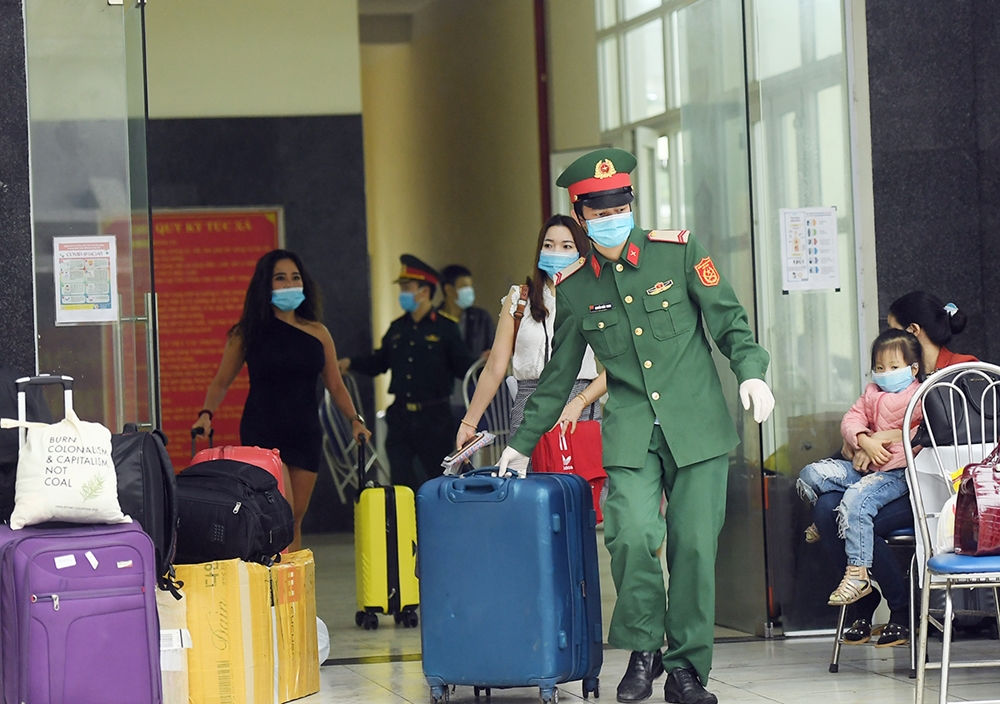 Cán bộ, chiến sĩ của binh đoàn luôn ân cần, giúp đỡ công dân vận chuyển đồ lúc đến và rời đơn vị, cử chỉ này đã để lại hình ảnh đẹp trong lòng người dân.