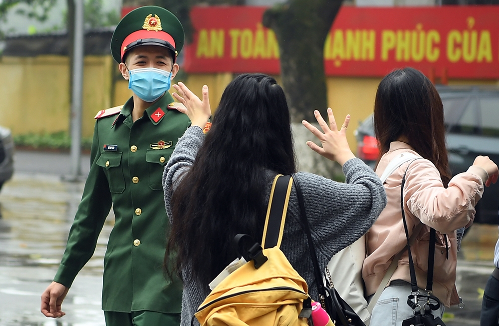 “Dẫu chúng em có nói cảm ơn dường như không thể hiện hết được tình cảm, sự trân trọng trước sự tận tụy mà các anh bộ đội đã dành cho công dân cách ly những ngày qua” ,bạn Phạm Lê Minh Hằng chia sẻ.