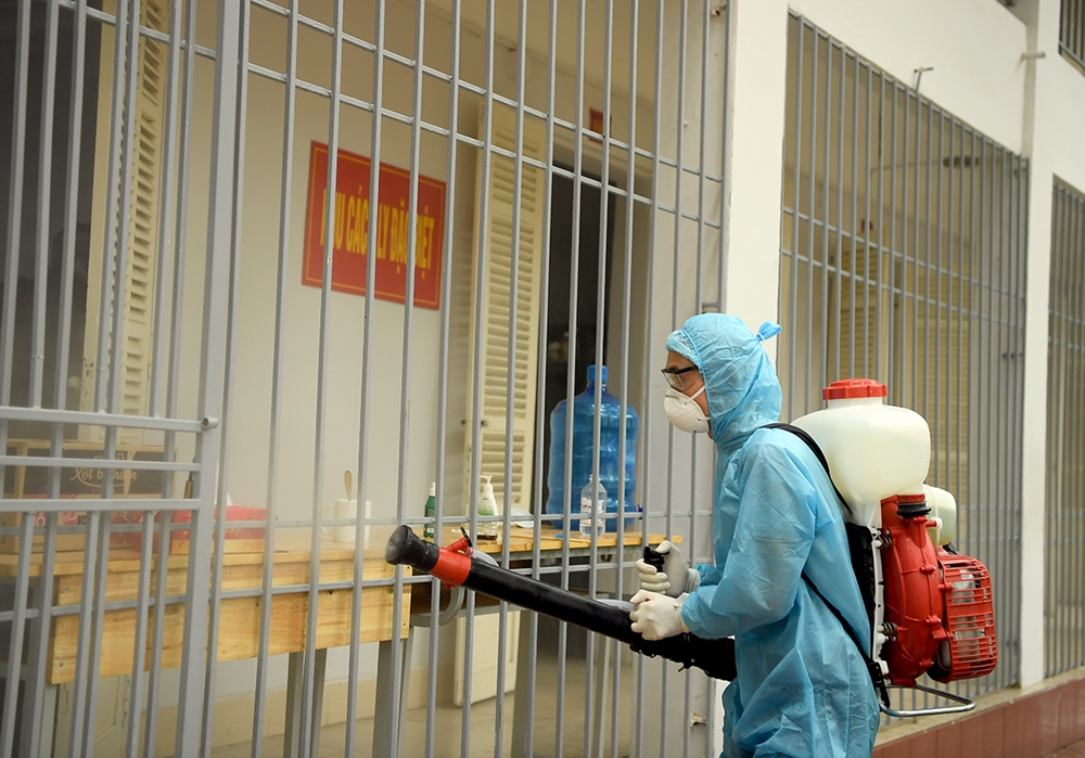 Ngày 3-4 đơn vị bàn giao chứng nhận hoàn thành cách ly cho 199 công dân. Hiện tại đơn vị còn hơn 30 công dân tiếp tục cách ly tại đây. Sau buổi lễ các cán bộ quân y lại bắt tay vào việc dọn dẹp doanh trại, tiêu độc, khử trùng.