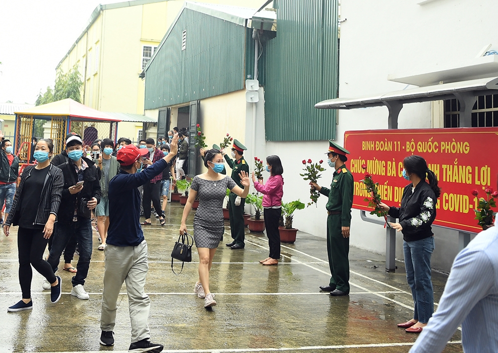 Công dân hết cách ly tạm biệt cán bộ, chiến sĩ Binh đoàn 11.