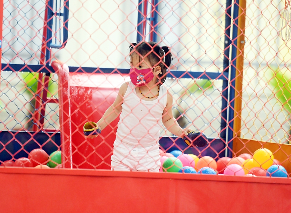 Công dân nhí chơi nhà bóng của đơn vị cách ly lần cuối trước khi cùng bố mẹ về nhà. Thường nhật đây là trò chơi yêu thích của các em nhỏ khi ở cách ly cùng bố mẹ.