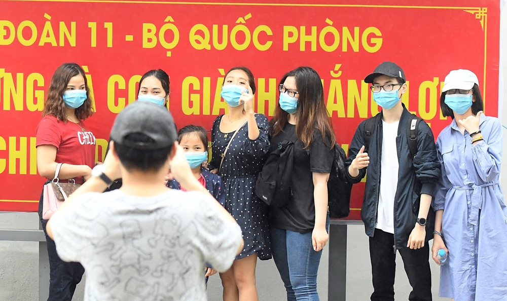 Các công dân chụp ảnh lưu niệm trước khi trở về gia đình.