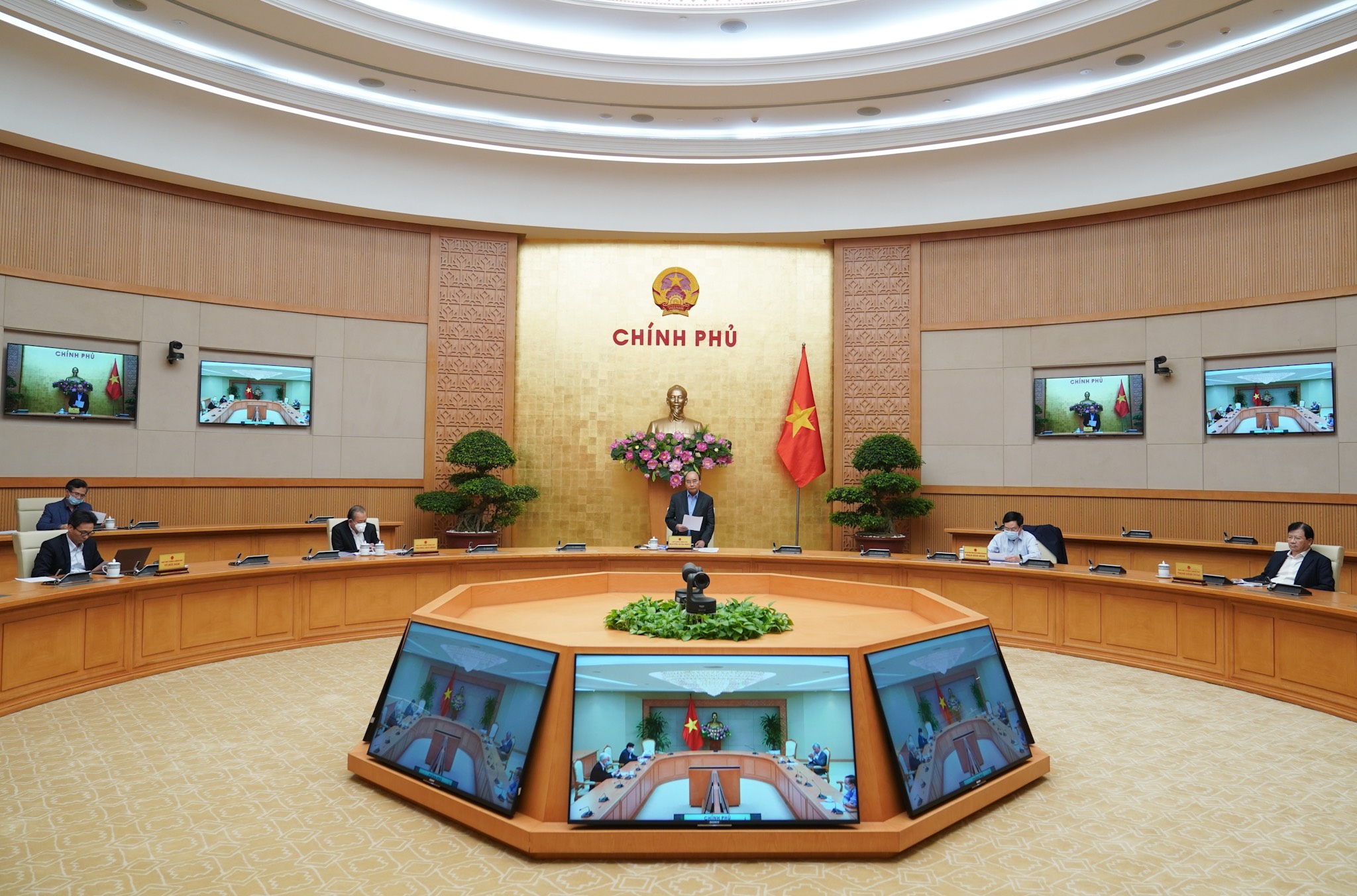 Xã hội chậm lại nhưng những người làm công tác phòng, chống dịch cần tăng tốc